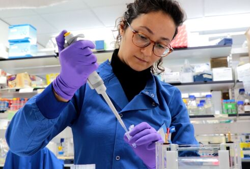 Azul Zorzoli uses a pipet in a lab