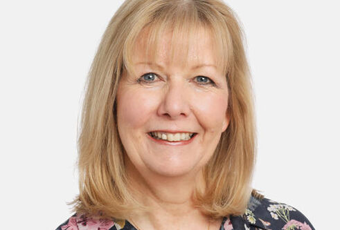 Portrait photo of Lesley Peebles