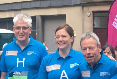 Marc and Esther standing with matching t-shirts before a race