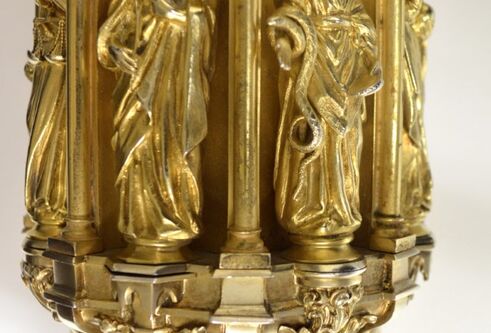 figure of Mary in an alcove on the University mace