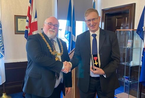 Prof Jason Swedlow receives his OBE medal from Lord Provost Bill Campbell