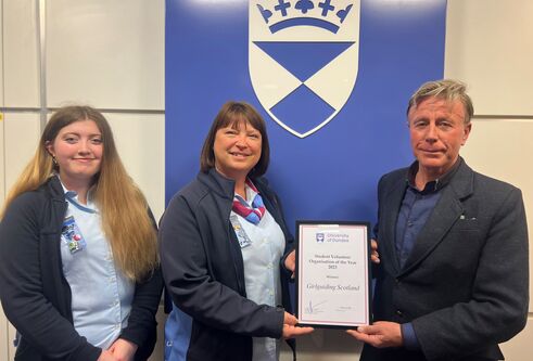 A representative from th eUniversity of Dundee presenting Elaine Rough, Chief Commissioner at Girlguiding Scotland, with the award
