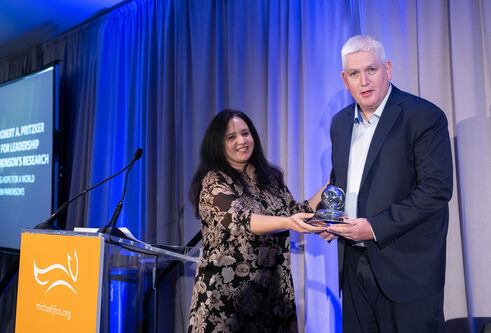 Professor Dario Alessi receiving the award