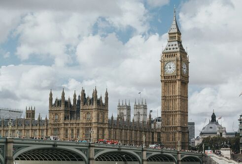 A landscape image of Big Ben and the House of Commons, on a sunny day