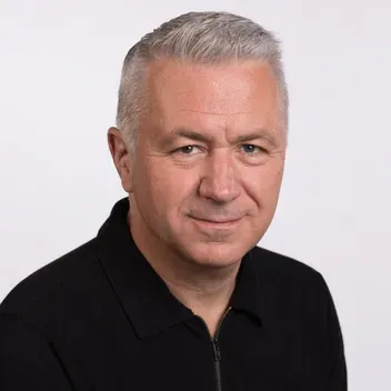 Portrait photo of Calum Colvin