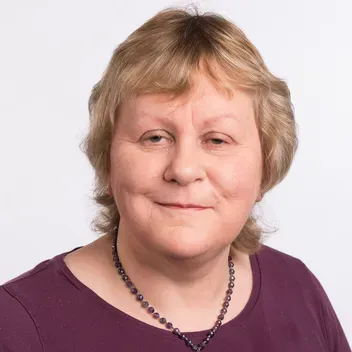 Portrait photo of Beth Hannah
