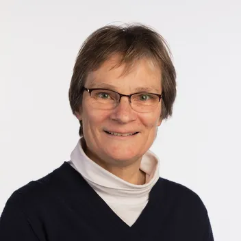 Portrait photo of Elizabeth Lakin