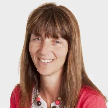 Portrait photo of Jenni Harvey