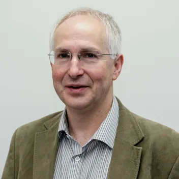 Portrait photo of Ian Gilbert