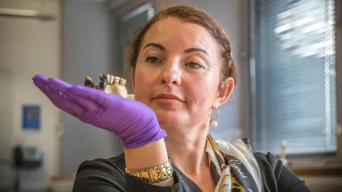 Dr Scheila Mânica holding teeth