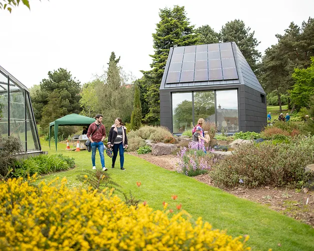 A couple walking through the Botanic Garden