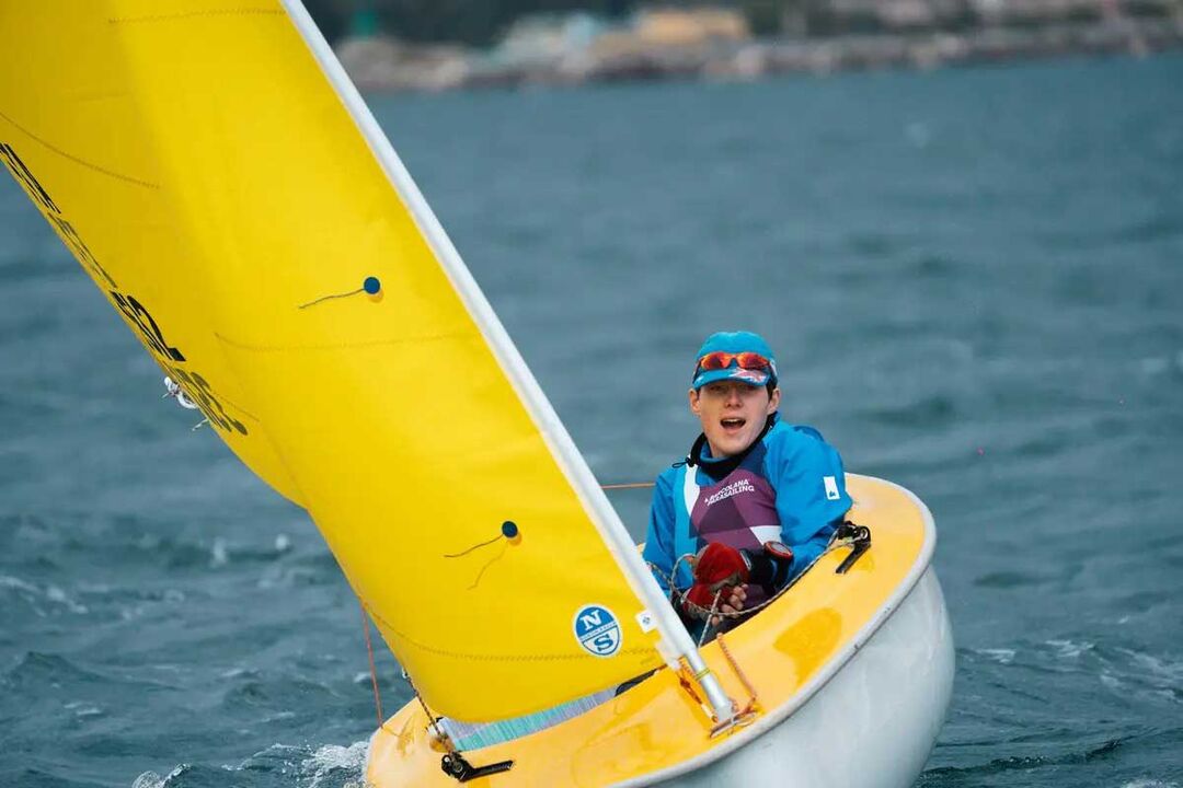 A bright yellow sail boat taking part in the Barcelona Para Sailing Regatta competition